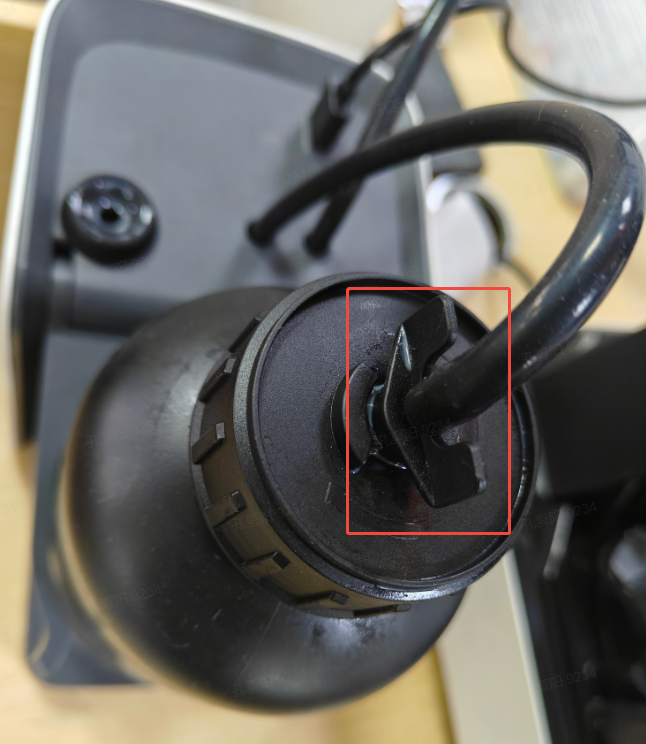 进料管道树脂瓶盖位置.png